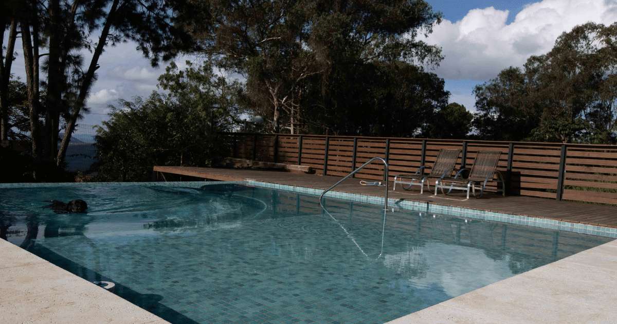 Swimming pool safety fence guide